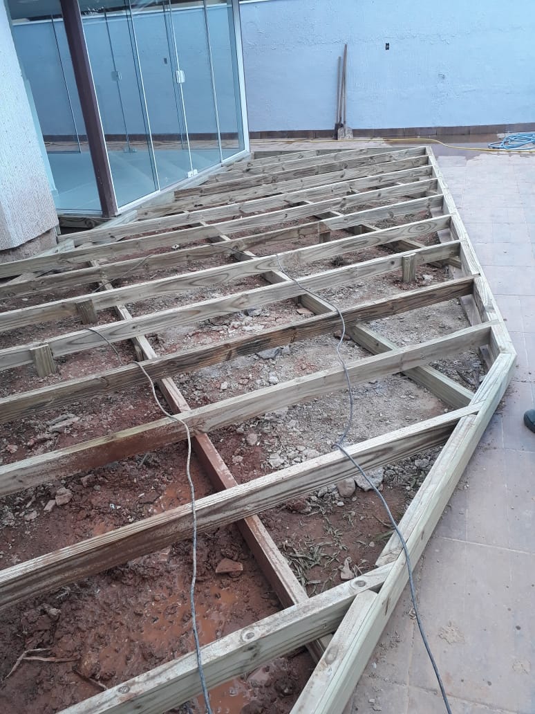 Estrutura de base para deck de madeira